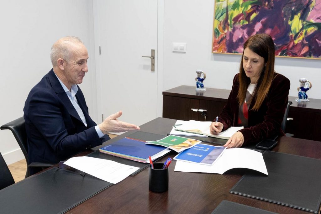 LA CONSELLEIRA DE LA XUNTA DE GALICIA Y ALCALDE DE CORISTANCO